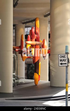 Giorno dopo giorno, una scultura multicolore dell'artista James Angus nel portico d'ingresso bagnata dalla luce del sole al 1 Bligh St nel CBD di Sydney Foto Stock