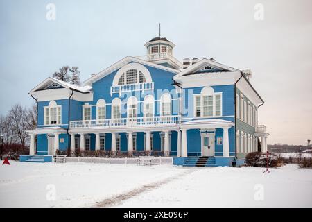 Un antico palazzo con veranda in legno, costruito nel 19th ° secolo Foto Stock