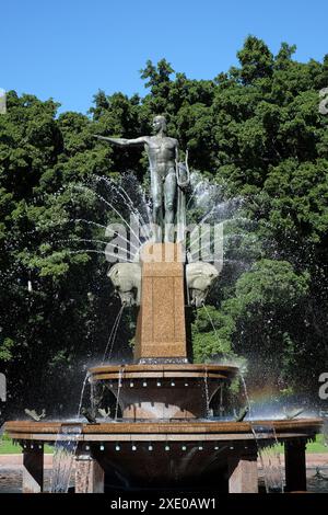 L'Apollo in bronzo della fontana Archibald (Memoriale) (1932) scolpita da Francois Sicard prima del fogliame di un viale di colline che piange alberi di fico Foto Stock