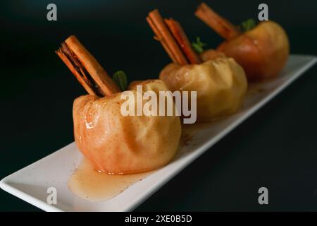 Mele al forno con cannella e sciroppo Foto Stock