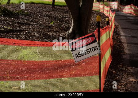 Amianto al Cook & Philip Park delimitato da recinzioni gialle e rosse di barriera di pericolo, amianto pericoloso, crisi di pacciame contaminato dall'amianto a Sydney Foto Stock