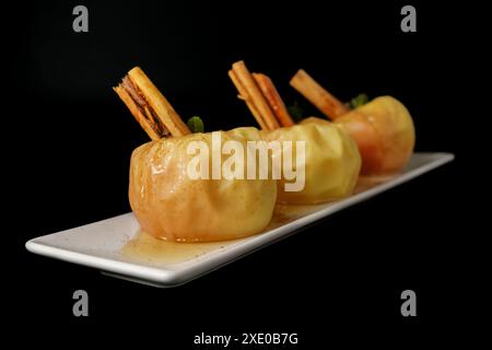 Mele al forno con cannella e sciroppo Foto Stock