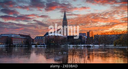 Vista panoramica dello skyline di Kiel con il mercatino di Natale, il teatro dell'opera di Kiel, il municipio di Kleiner Kie Foto Stock