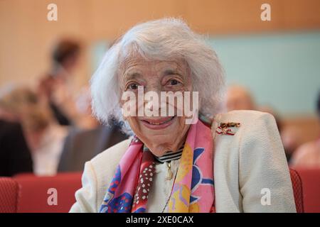 Die Holocaustueberlebende Margot Friedlaender AM 24.06.2024 a Berlino. SOLO PER USO EDITORIALE *** sopravvissuto all'Olocausto Margot Friedlaender il 24 06 2024 a Berlino SOLO PER USO EDITORIALE Copyright: epd-bild/ChristianxDitsch D24D0624MosheRosenPreisFelixKlein173943 Foto Stock