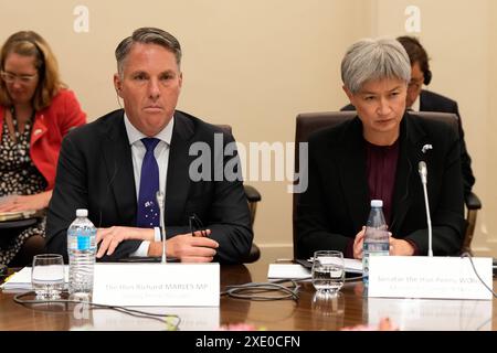 Il vice primo ministro australiano e ministro della difesa Richard Marles ha lasciato e il ministro australiano degli affari esteri Penny Wong Right durante la riunione del MinistersÕ degli affari esteri e della difesa Australia-Repubblica di Corea 22 a Melbourne, mercoledì maggio 2024. AAP Image/Pool, Asanka Brendon Ratnayake NO ARCHIVING MELBOURNE VICTORIA AUSTRALIA *** il vice primo ministro australiano e ministro della difesa Richard Marles Left e il ministro australiano degli affari esteri Penny Wong Right durante la riunione della Repubblica australiana di Corea 2 2 Foreign and Defence MinistersÕ a Melbourne, mercoledì maggio 20 Foto Stock