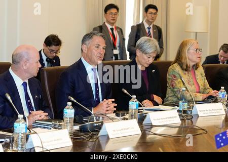 Il vice primo ministro australiano e ministro della difesa Richard Marles di centro sinistra e il ministro australiano degli affari esteri Penny Wong di centro destra durante la riunione dei 22 ministri degli Esteri e della difesa Australia-Repubblica di Corea a Melbourne, mercoledì 1° maggio 2024. AAP Image/Pool, Asanka Brendon Ratnayake NO ARCHIVING MELBOURNE VICTORIA AUSTRALIA *** il vice primo ministro australiano e ministro della difesa Richard Marles di centro sinistra e il ministro australiano degli affari esteri Penny Wong di centro destra durante la riunione dei ministri degli Esteri e della difesa australiani 2 2 a Melbo Foto Stock
