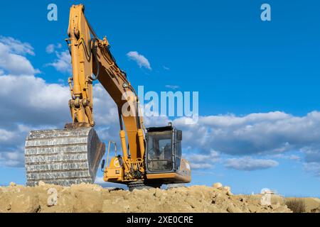 Escavatore a lavorare sul sito in costruzione Foto Stock