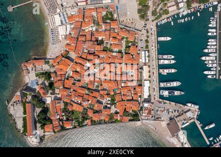 Vista aerea dall'alto del centro storico di Budva Foto Stock
