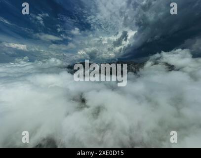 Montagne in nuvole tempesta drammatica Foto Stock