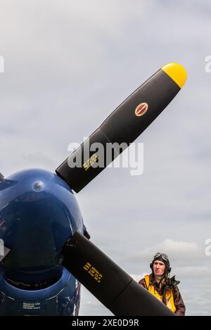 Rievocatore pilota della seconda guerra mondiale in posa con un aereo da caccia North American P-51 Mustang al Sywell Airshow 2024 nel Northamptonshire, Regno Unito. Foto Stock