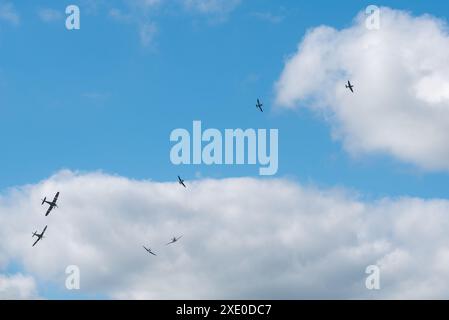 Inseguimento di coda del Supermarine Spitfire della RAF della seconda guerra mondiale in volo al Sywell Airshow 2024, Northamptonshire, Regno Unito. Riempire il cielo con gli aerei Spitfire Foto Stock