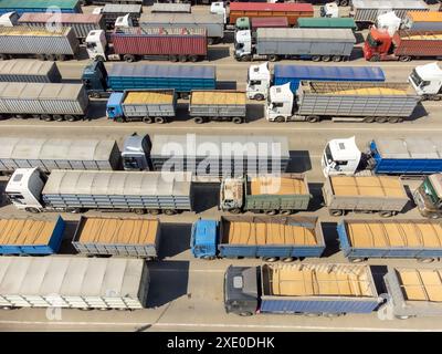 I dumper carichi di granella sono in attesa, vista dall'alto. I carrelli nel terminale del porto sono in attesa di essere scaricati. Foto Stock