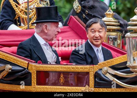 The Mall, Londra, Regno Unito. 25 giugno 2024. Le loro Maestie, il re Carlo III e l'imperatore Naruhito del Giappone, viaggiano nel Landau statale del 1902 per la processione in carrozza lungo il Mall dopo un formale benvenuto alla Parata delle guardie a cavallo durante la visita dello Stato del Giappone nel Regno Unito. Crediti: Amanda Rose/Alamy Live News Foto Stock