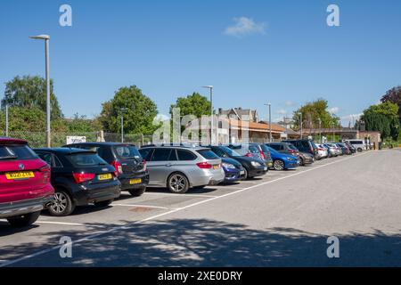 Il parcheggio alla stazione ferroviaria di Yatton sulla linea ferroviaria Bristol-Exeter, North Somerset, Inghilterra. Foto Stock