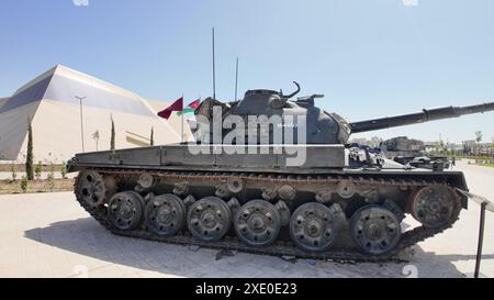 Royal Tank Museum, Amman, Giordania - 4 maggio 2024: Storico carro armato svizzero Panzer 61 esposto all'aperto al Royal Tank Museum of Jordan sotto un chiaro chiaro Foto Stock