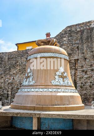 Enorme campana a Budva Foto Stock