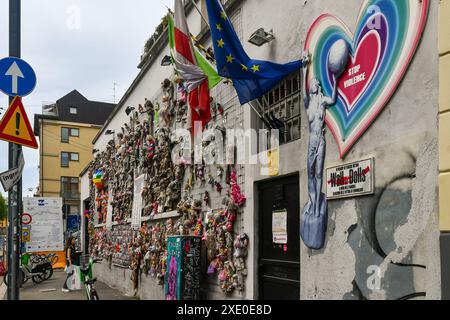 Wall of Dolls, un'installazione artistica divenne un simbolo contro le femminicidi e la violenza contro le donne, nella centralissima via de Amicis, Milano, Italia Foto Stock