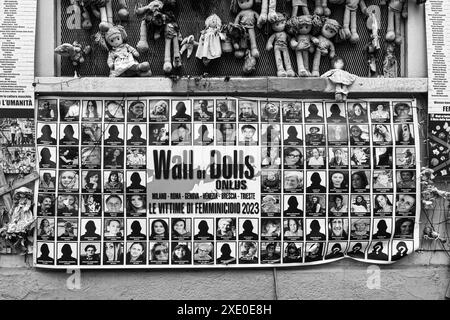 Wall of Dolls, un'installazione artistica divenne un simbolo contro le femminicidi e la violenza contro le donne, nella centralissima via de Amicis, Milano, Italia Foto Stock