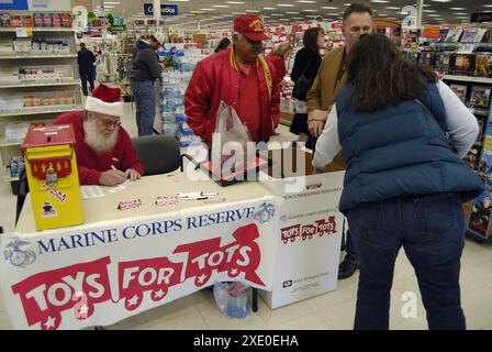 Lewiston . Stato dell'Idaho. USA  USA Retired Marine Corps Reserve colleziona giocattoli per bambini durante i battesimi e dona ai bambini che potrebbero non avere giocattoli per regali di natale 21 dicembre 2014. ( Foto di Francis Joseph Dean/Deanpictures) Foto Stock