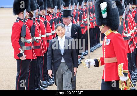 Re Carlo III e l'Imperatore Naruhito del Giappone ispezionano la guardia d'onore formata dal 1° battaglione delle guardie gallesi durante la cerimonia di benvenuto alla Horse Guards Parade, Londra, per la visita di stato nel Regno Unito dell'Imperatore e di sua moglie l'Imperatrice Masako. Data foto: Martedì 25 giugno 2024. Foto Stock