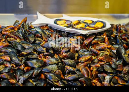 Cozze fresche accatastate al Market Stall Foto Stock