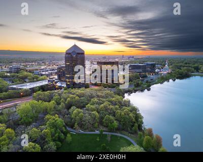 Bloomington, Minnesota, Stati Uniti, paesaggio urbano sul lago Normandale all'alba. Foto Stock