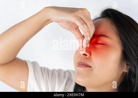 La donna malata soffre di influenza, freddo, naso corrente, scena asiatica caucasica indoor. Donna con sanguinamento del naso o epistassi che si toccano il naso si schiarisce di rosso, Foto Stock