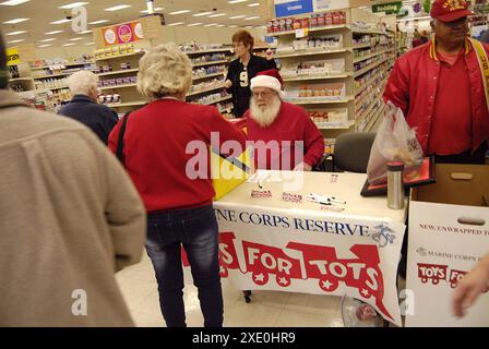 Lewiston . Stato dell'Idaho. USA  USA Retired Marine Corps Reserve Colleziona i giocattoli per i bambini durante i battesimi e dona ai bambini che potrebbero non avere giocattoli per i regali di natale 21 dicembre 2014. Foto di Francis Joseph Dean/Deanpictures Foto Stock