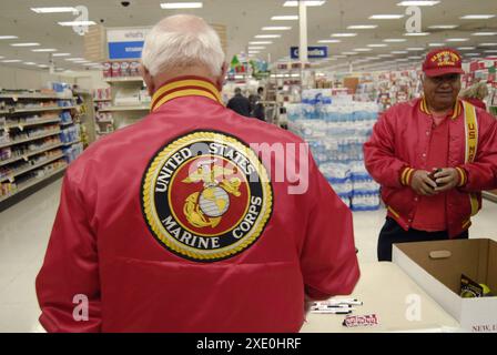 Lewiston . Stato dell'Idaho. USA  USA Retired Marine Corps Reserve Colleziona i giocattoli per i bambini durante i battesimi e dona ai bambini che potrebbero non avere giocattoli per i regali di natale 21 dicembre 2014. Foto di Francis Joseph Dean/Deanpictures Foto Stock