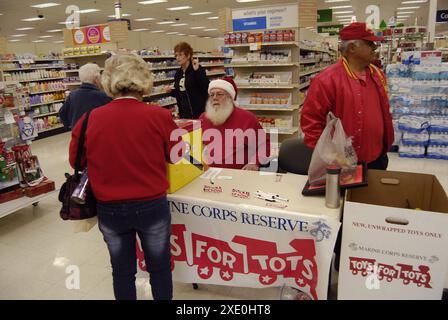 Lewiston . Stato dell'Idaho. USA  USA Retired Marine Corps Reserve Colleziona i giocattoli per i bambini durante i battesimi e dona ai bambini che potrebbero non avere giocattoli per i regali di natale 21 dicembre 2014. Foto di Francis Joseph Dean/Deanpictures Foto Stock