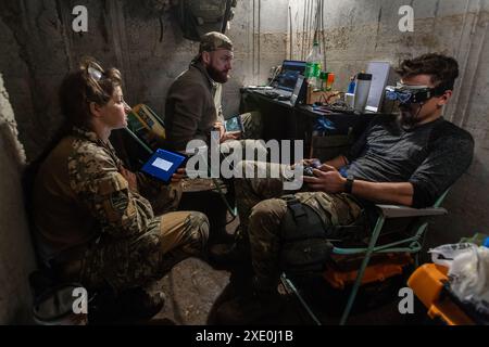 Un'unità drone FPV della 92a brigata, nota come "Achille", opera all'interno di un bunker a circa 10 chilometri dal confine russo nell'Oblast di Charkiv, Ucraina. I droni First Person View (FPV) hanno cambiato la natura della guerra in Ucraina, con le forze ucraine e russe che si affidano a questi droni, armati di esplosivi e controllati da remoto da un pilota che indossa una cuffia. (Foto di Laurel Chor / SOPA Images/Sipa USA) Foto Stock