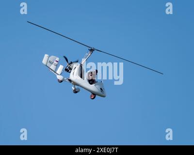 Balashikha Russia Black Airfield 22 maggio 2021: Giroplano Gyro Classic volo dimostrativo Sky Aviation festival, teoria e. Foto Stock