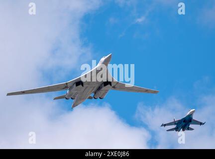 MOSCA, RUSSIA - 7 MAGGIO 2021: Sfilata di Avia a Mosca. Su-35 e piattaforma missilistica e bombardiere strategica Tu-160 nel cielo in parata Foto Stock