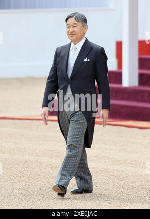 L'Imperatore Naruhito del Giappone cammina per ispezionare la guardia d'onore formata dal 1° battaglione delle guardie gallesi durante la cerimonia di benvenuto alla Horse Guards Parade, Londra, per la visita di stato nel Regno Unito dell'Imperatore e di sua moglie l'Imperatrice Masako. Data foto: Martedì 25 giugno 2024. Foto Stock