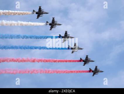 MOSCA, RUSSIA - 7 MAGGIO 2022 sfilata Avia a Mosca. Gruppo di combattenti russi Sukhoi su-25 con bandiera russa dipinta nel cielo Foto Stock