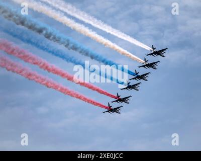 MOSCA, RUSSIA - 7 MAGGIO 2022 sfilata Avia a Mosca. Gruppo di combattenti russi Sukhoi su-25 con bandiera russa dipinta nel cielo Foto Stock