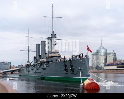 ST. PETERSBURG, RUSSIA, 10 marzo, 2020: L'incrociatore Aurora. La nave è ormeggiata presso l'argine di Petrogradskaya ed è un museo. Su t Foto Stock