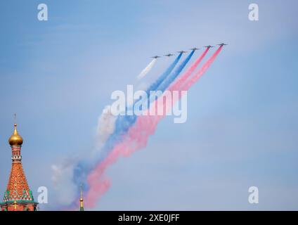 MOSCA, RUSSIA - 7 MAGGIO 2022 sfilata Avia a Mosca. Gruppo di combattenti russi Sukhoi su-25 con bandiera russa dipinta nel cielo Foto Stock