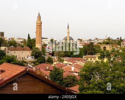 Antalya, Turchia - 22 aprile 2024, splendida vista sulla Moschea Tekeli Mehmet Pasa e sulla moschea Yivli Minare Camiiiis nella città di Antalya, Turchia. Foto Stock