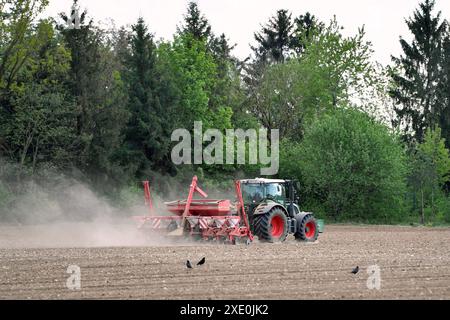Nach langer Diskussion haben sich die Ampelfraktionen auf ein Gesetzespaket geeinigt, das die Landwirtschaft in Deutschland staerken soll. Themenbild Duerre: Anhaltende Trockenheit- Gefahr einer neuen Duerre waechst. Sollte es in den kommenden zwei bis drei Wochen nicht kraeftig regnen, droht der Landwirtschaft eine Missernte. Ein Traktor mit angehaengter Saemaschine bei der Aussaat auf einem trockenen Acker am 27.04.2020. Auf. Nastro wirbelt Staub *** Dopo una lunga discussione, i gruppi parlamentari semaforo hanno concordato un pacchetto di leggi per rafforzare l'agricoltura in Germania quadro tematico D Foto Stock