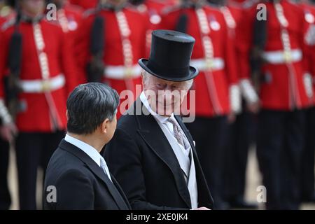 L'imperatore Naruhito del Giappone (a sinistra) e il re Carlo III dopo aver ispezionato la Guardia d'Onore formarono il 1° battaglione delle guardie gallesi durante la cerimonia di benvenuto alla Horse Guards Parade, Londra, per la loro visita di stato nel Regno Unito. Data foto: Martedì 25 giugno 2024. Foto Stock