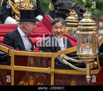 Londra, Regno Unito. 25 giugno 2024. Visita di Stato dell'Imperatore Naruhito e dell'Imperatrice Masako del Giappone nel Regno Unito, la festa reale lascia la parata degli Horseguards in uno dei giorni più caldi dell'anno HM il Re e l'Imperatore Naruhito credito: Ian Davidson/Alamy Live News Foto Stock