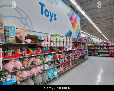 Toronto, ON, Canada - 4 febbraio 2024: Guarda gli scaffali con i giocattoli nel superstore Walmart Foto Stock