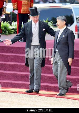 Re Carlo III dirige l'Imperatore Naruhito del Giappone ad ispezionare la Guardia d'Onore formata dal 1° battaglione delle guardie gallesi al benvenuto cerimoniale durante la visita di stato nel Regno Unito alla Horse Guards Parade a Londra. Data foto: Martedì 25 giugno 2024. Foto Stock