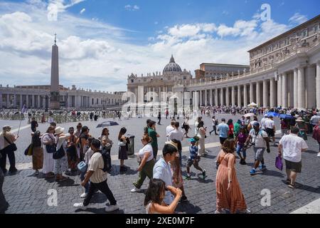 Roma, Italia. 25 giugno 2024. I turisti del Vaticano fanno la fila al sole caldo ed entrano nella basilica di San Pietro quando le temperature raggiungono i 33 °C nella capitale romana. Crediti: Amer Ghazzal/Alamy Live News Foto Stock