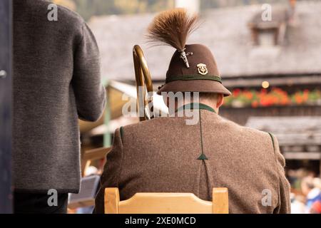 AUSTRIA, BAD HOFGASTEIN - OKTOBER 26, 2023: Uomo che indossa il tradizionale cappello austriaco e la giacca in un ambiente festoso Foto Stock