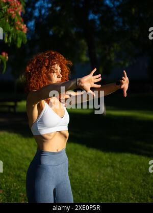 Donna messicana di mezza età che fa esercizi ipopressivi in natura al mattino Foto Stock