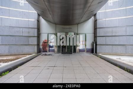 Schaerbeek, regione di Bruxelles capitale, Belgio - 18 giugno 2024 - ingresso contemporaneo della torre Proximus Foto Stock
