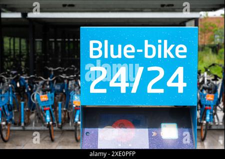 Vilvoorde, Brabante fiammingo, Belgio, 18 giugno 2024 - stazione di noleggio biciclette blu e parcheggio presso la stazione ferroviaria Foto Stock