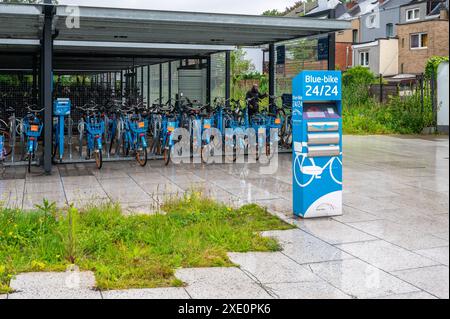 Vilvoorde, Brabante fiammingo, Belgio, 18 giugno 2024 - stazione di noleggio biciclette blu e parcheggio presso la stazione ferroviaria Foto Stock